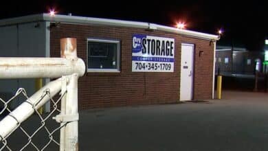 महिला ने दिन के लिए भंडारण इकाई में प्रेमी को लॉक करने का आरोप लगाया, हत्या के प्रयास के लिए चाहा